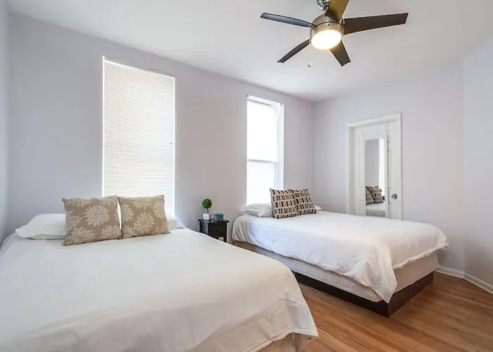 Lincoln Park Living - 2 *
